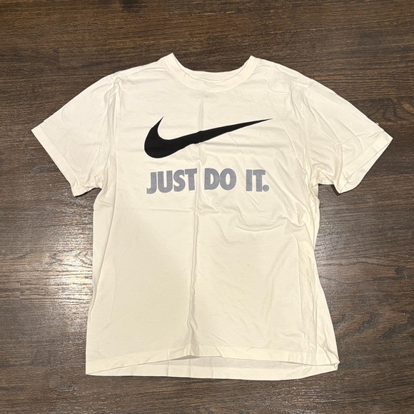 Men’s Medim- Nike tee - Picture 1 of 3